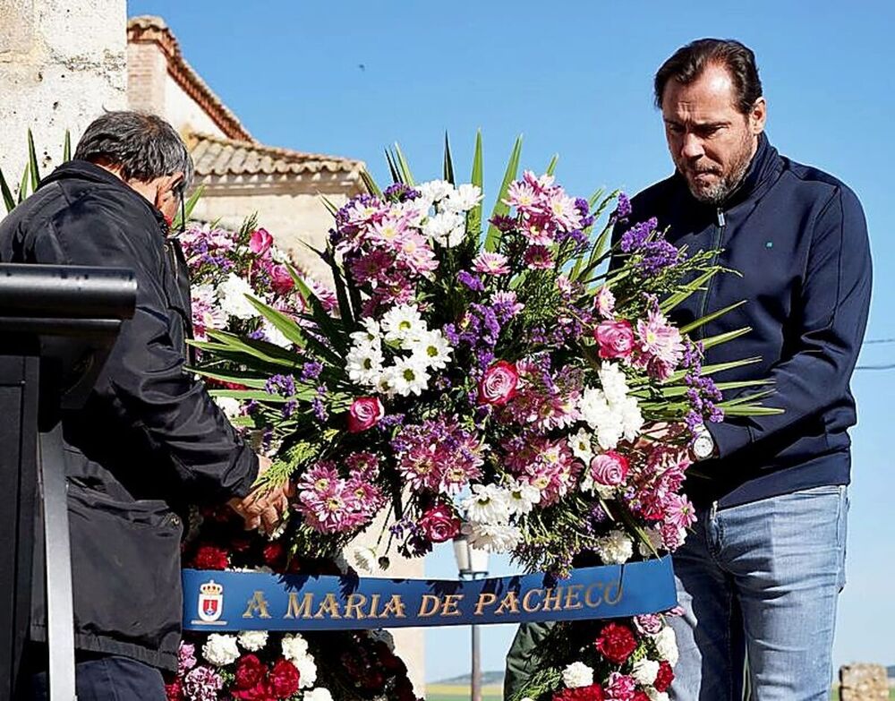 El ministro de Transportes, Óscar Puente, realiza la ofrenda floral al monolito.