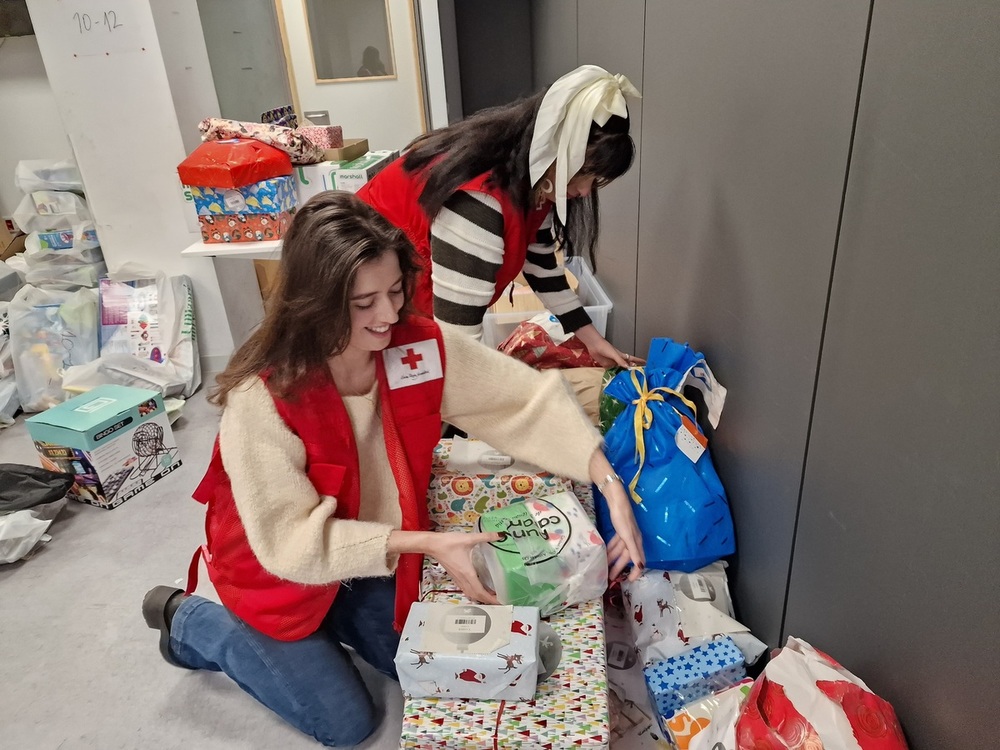 Imagen de los voluntarios de Cruz Roja preparando los juguetes que se entregarán a los niños de la provincia. 