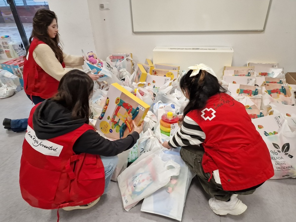 Imagen de los voluntarios de Cruz Roja preparando los juguetes que se entregarán a los niños de la provincia. 