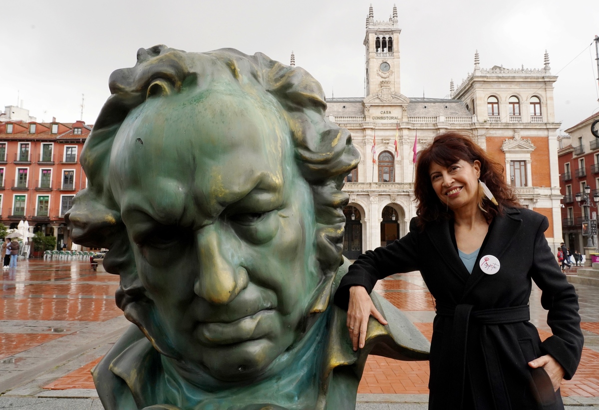 La ministra de Igualdad visita la exposición 'La emoción de los Goya'