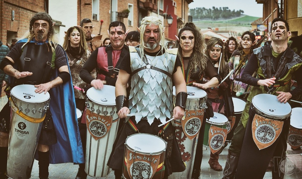 David, dirigiendo la Sambulé en un pasacalles de los Carnavales de 2023 de Valladolid. 