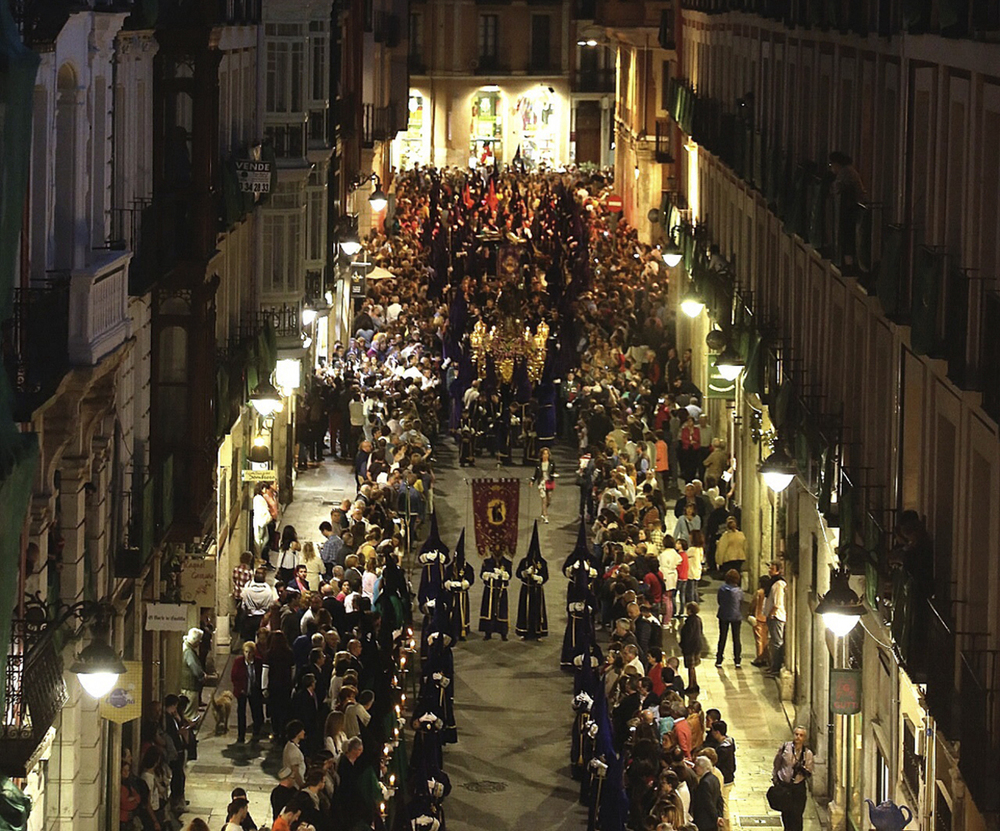  Procesión del Vía Crucis en la calle Platerías de Valladolid.