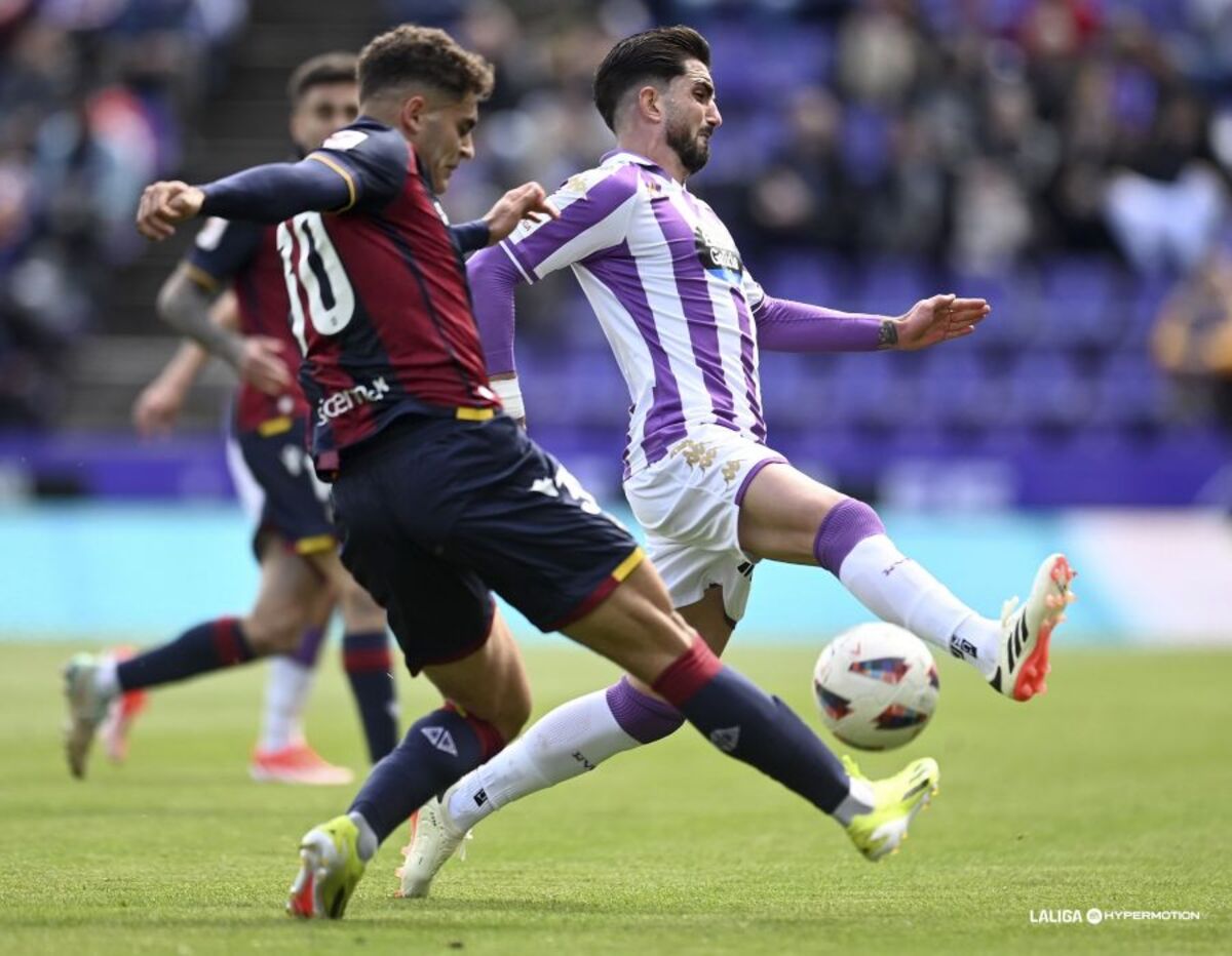 Un instante del partido disputado este sábado 30 de marzo entre el Real Valladolid y el Levante UD, correspondiente a la jornada 33 de LaLiga Hypermotion.  / LALIGA