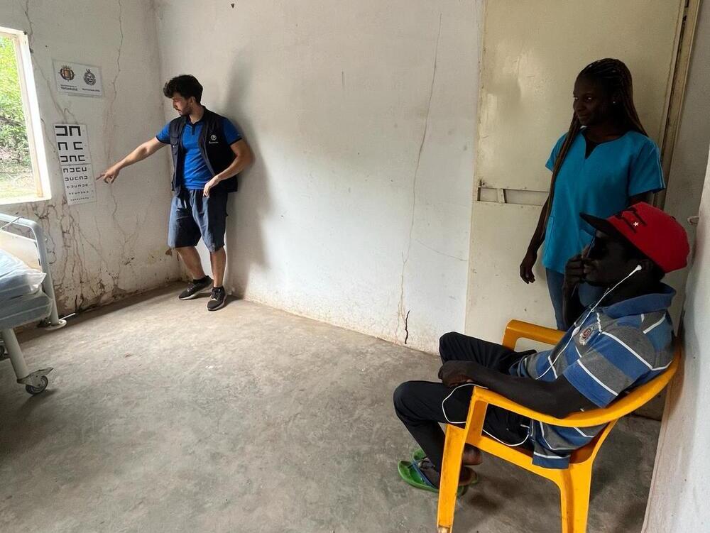 Pablo García somete a un examen de vista a un ciudadano de Guinea Bissau.