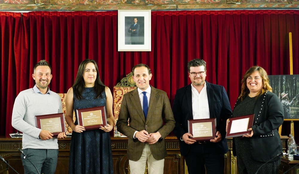 Los premiados de este año, junto al presidente de la Diputación, Conrado Íscar.