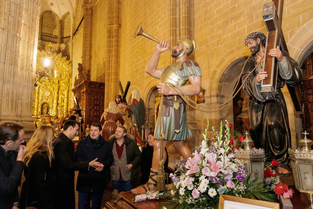 Mañueco conoce la Semana Santa de Medina de Rioseco
