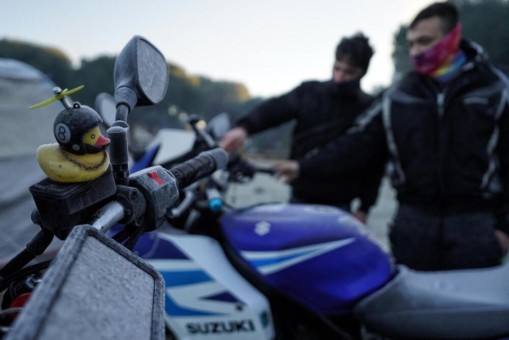 Dos moteros calientan su motocicleta durante el primer amanecer de la concentración motorista invernal internacional Pingüinos, que se celebra este fin de semana en Valladolid. 