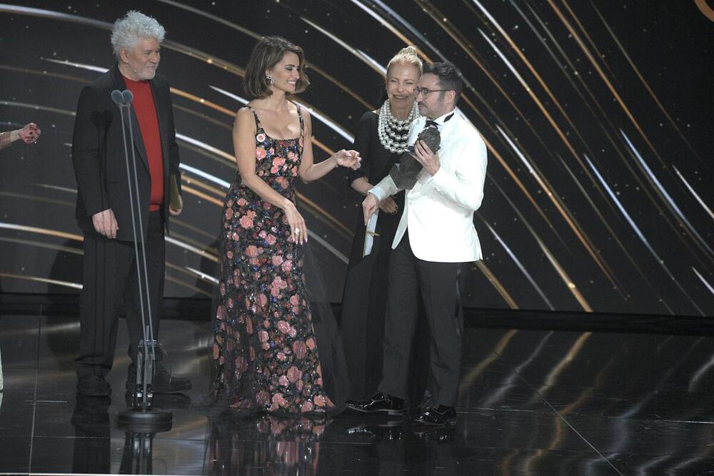 Penélope Cruz entrega a Juan Antonio Bayona el Goya a la Mejor Película por La sociedad de la nieve.