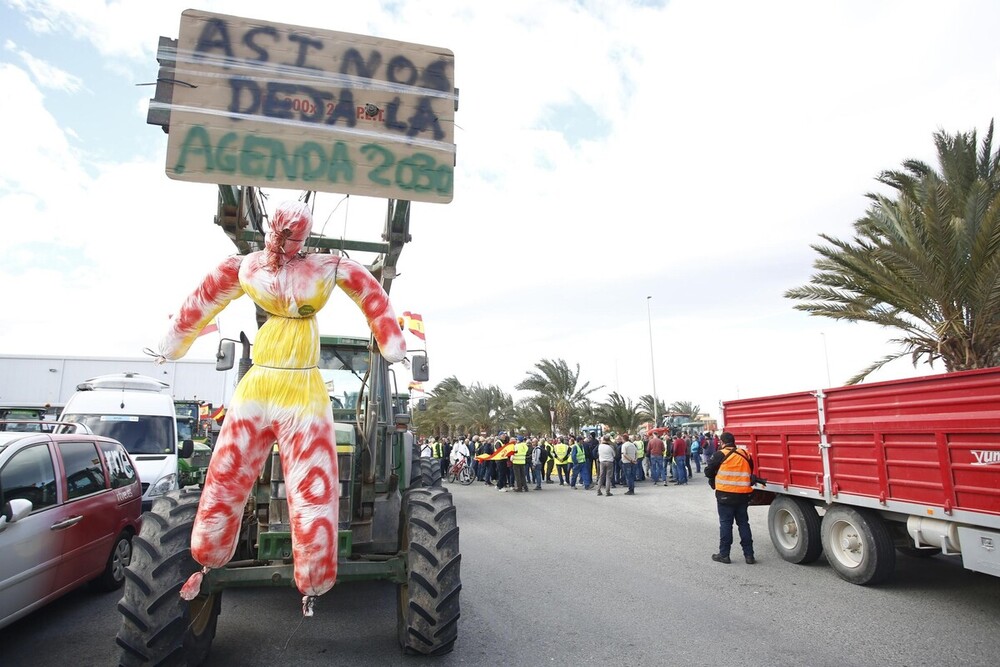 Tractores llegan a una manifestación durante la undécima jornada de protestas en Alicante