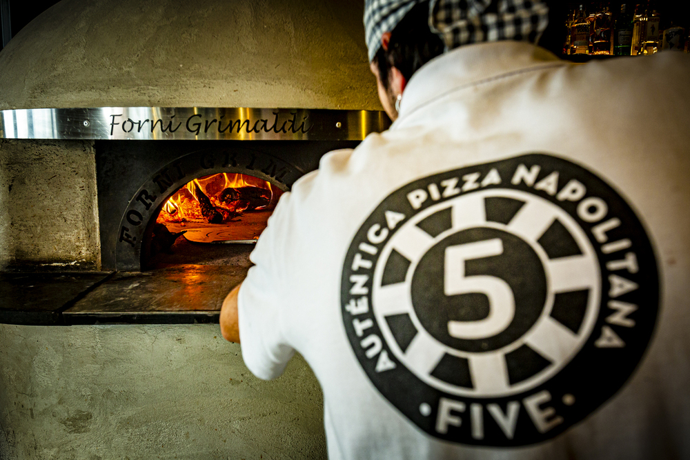 Five Napoli Pizza, el único restaurante de la región que ofrece pizza napolitana certificada por una prestigiosa asociación de pizzeros de Nápoles.