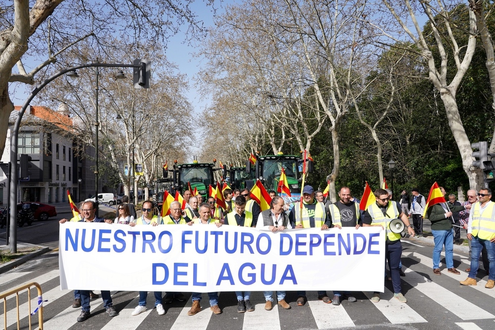 Tractorada y manifestación en protesta contra la gestión de la CHD por las calles de Valladolid.