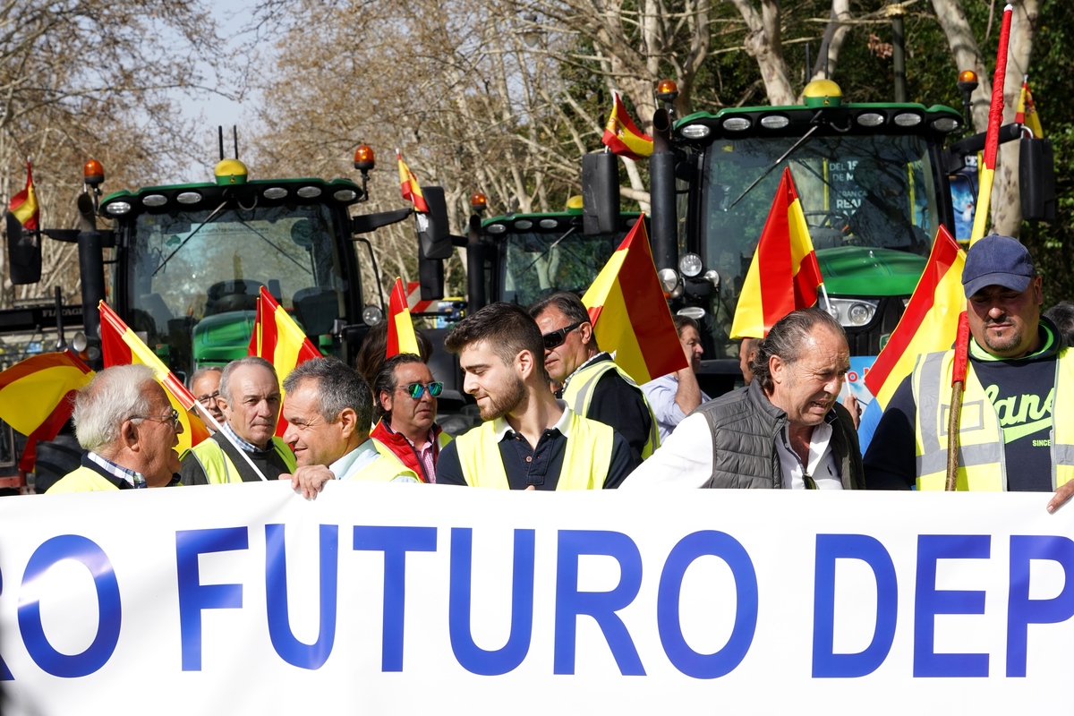 Tractorada y manifestación en protesta contra la gestión de la CHD que recorre las calles de Valladolid.  / MIRIAM CHACÓN / ICAL
