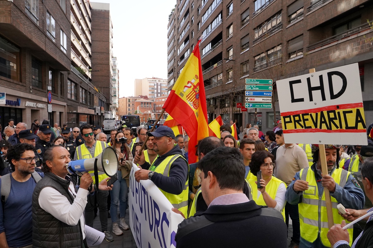Tractorada y manifestación en protesta contra la gestión de la CHD que recorre las calles de Valladolid.  / MIRIAM CHACÓN / ICAL .