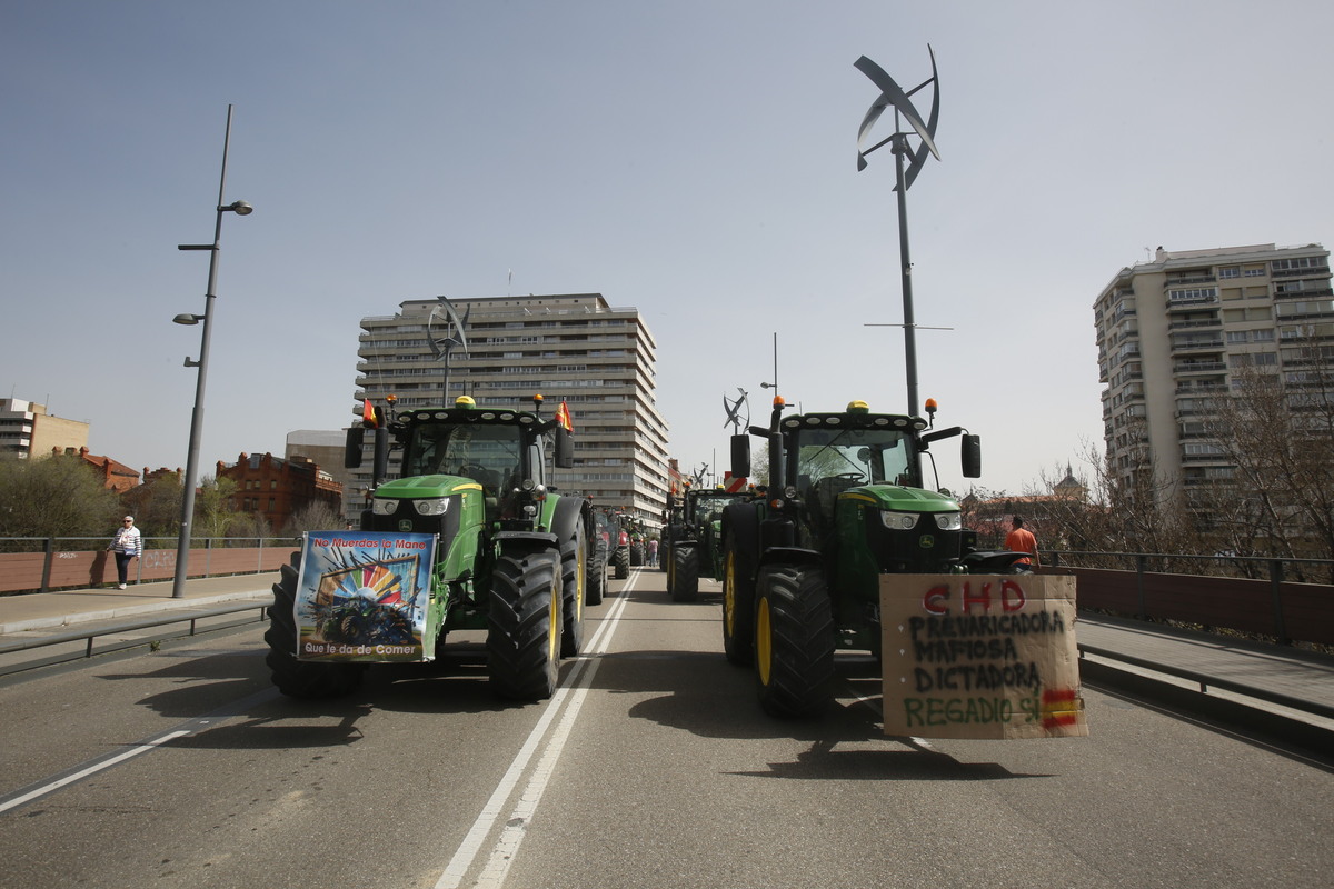 Tractorada y manifestación en protesta contra la gestión de la CHD  / JONATHAN TAJES