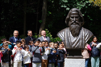 La escultura de Rabindranath Tagore ya luce en Campo Grande