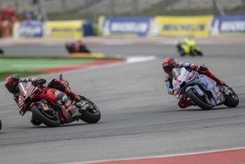 Bagnaia gana la batalla a Marc Márquez en Jerez