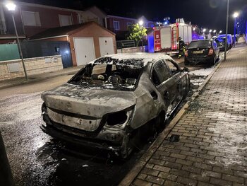 Sofocan el incendio de un coche que quedó calcinado en Medina
