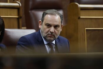 Ábalos dimite sólo como presidente de la comisión de Interior