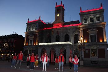 Ayuntamiento y Cúpula se iluminan por el Día de la Cruz Roja