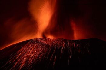 El volcán de La Palma vuelve a desbordarse