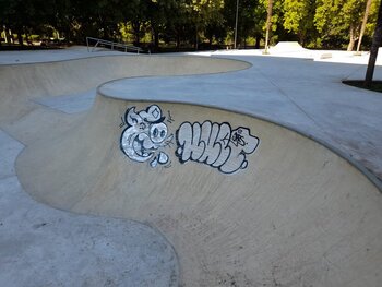 La pista de skate, grafiteada antes de su inauguración