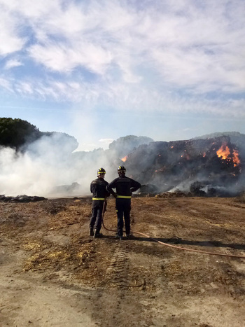 Un incendio en Tudela de Duero (Valladolid) permanece activo