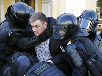 Rusia sigue deteniendo a quienes protestan por la invasión