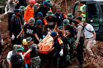 Suben a más de 260 los fallecidos por el terremoto de Indonesia