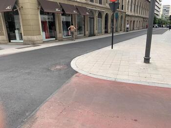 El Ayuntamiento estudia cambiar el pavimento rojo por el calor