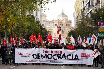 Unas 2.000 personas se manifiestan en defensa de la democracia