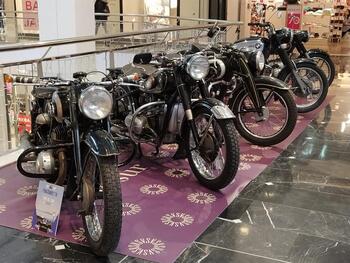 Vallsur acoge una exposición de motos antiguas