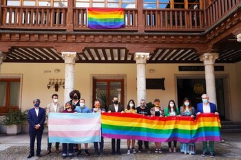 El TSJ condena a la Diputación por colgar la bandera arcoíris