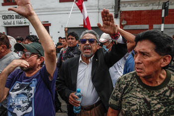 Lima sale a la calle tras la destitución del presidente