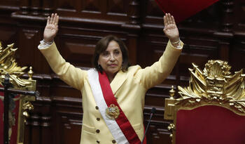 Dina Boluarte jura como primera presidenta de la historia de Perú