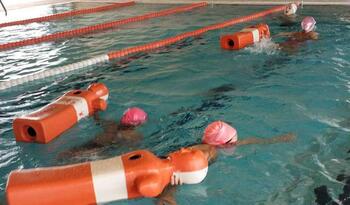 Cien niños participan en un programa de socorrismo en piscinas
