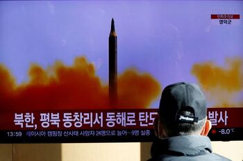 Corea del Norte lanza dos misiles hacia el mar de Japón