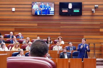 Mañueco defiende su modelo energético entre críticas del PSOE