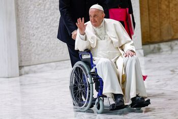 El Papa, en silla de ruedas por el dolor de la rodilla