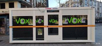 Condenado a pagar 340 euros por pintar una caseta de VOX