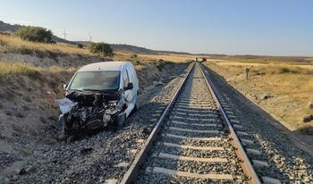 Choque sin heridos de un tren con una furgoneta en Soria