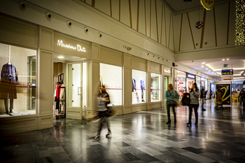 Inditex cierra cuatro tiendas en Río Shopping y Vallsur