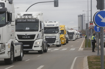 Un centenar de camiones colapsa la avenida de Burgos