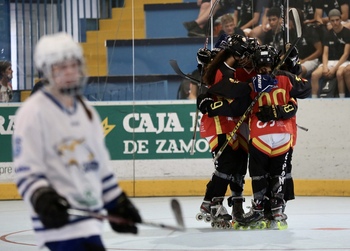 Francia entra en juego en los europeos de hockey línea