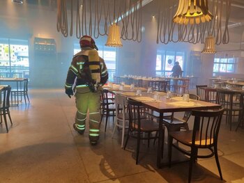 Los Bomberos extinguen un fuego causado en un restaurante