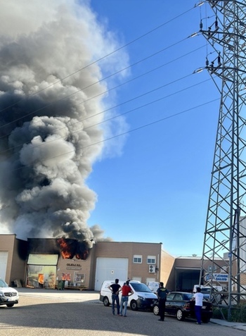 El incendio en OlidJoya en Santovenia se extiende a tres naves