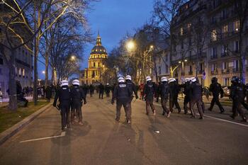 La Policía carga contra miles de manifestantes en París