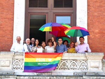PSOE y VLTP cuelgan la bandera LGTBQI+ en el Consistorio