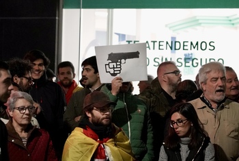 Unas 150 personas se concentran por cuarto día frente al PSOE