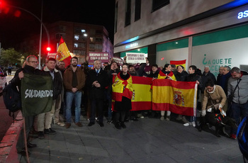 Gallardo encabeza la concentración ante la sede del PSOE