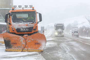 La nieve mantiene cortadas 16 carreteras en la Comunidad